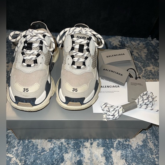Balenciaga Triple S vanille - Picture 1 of 9